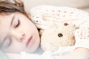 Signs of sleep apnea in children, including snoring, restless sleep, and mouth breathing